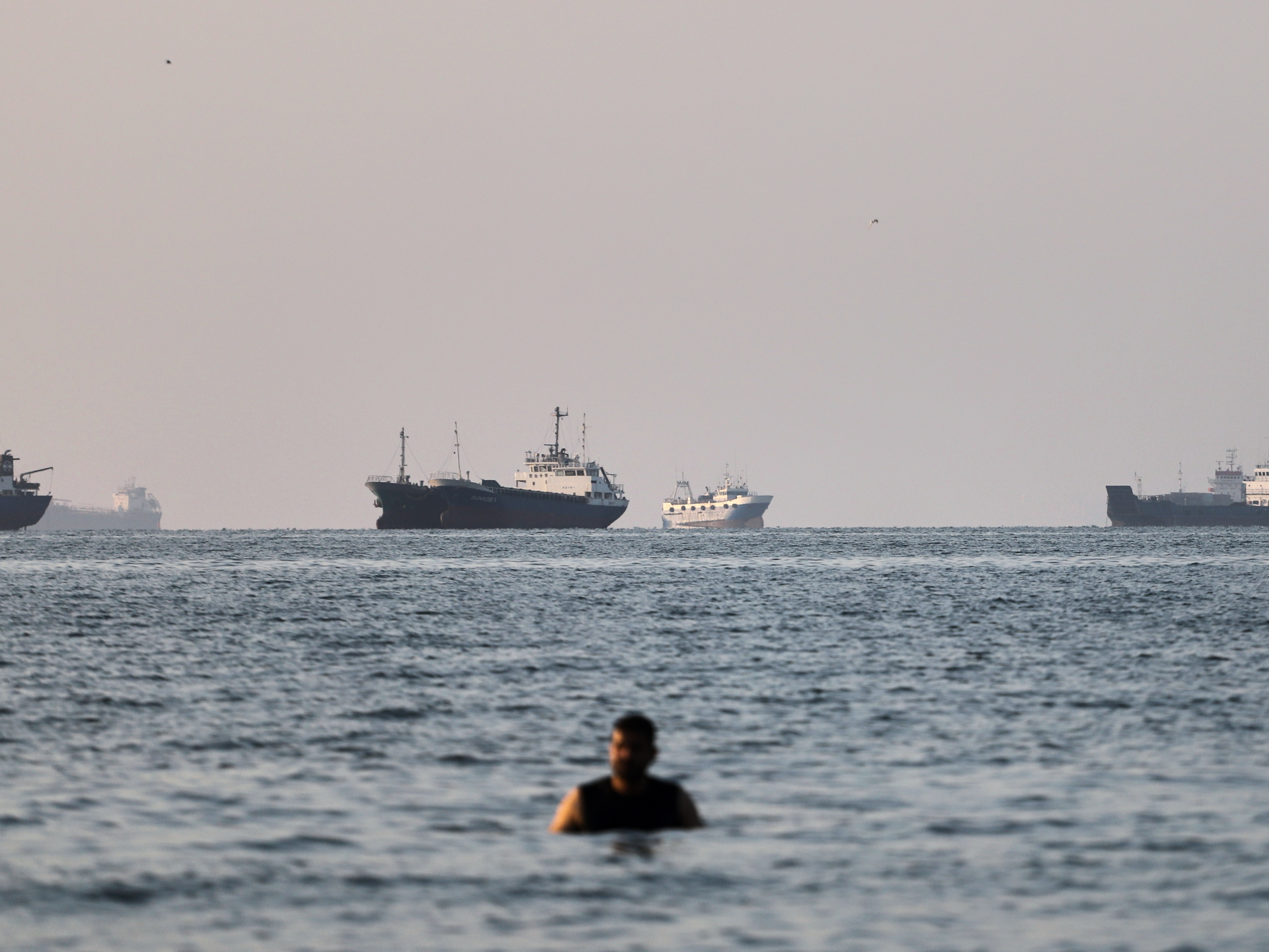 Иран и Оман обсуждают Ормузский пролив, в Красном море атаковано судно