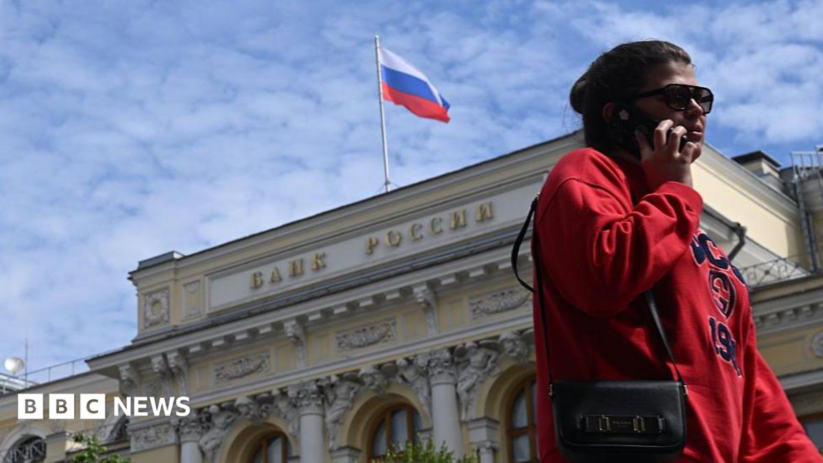Россияне уходят в наличные на фоне усталости военной экономики