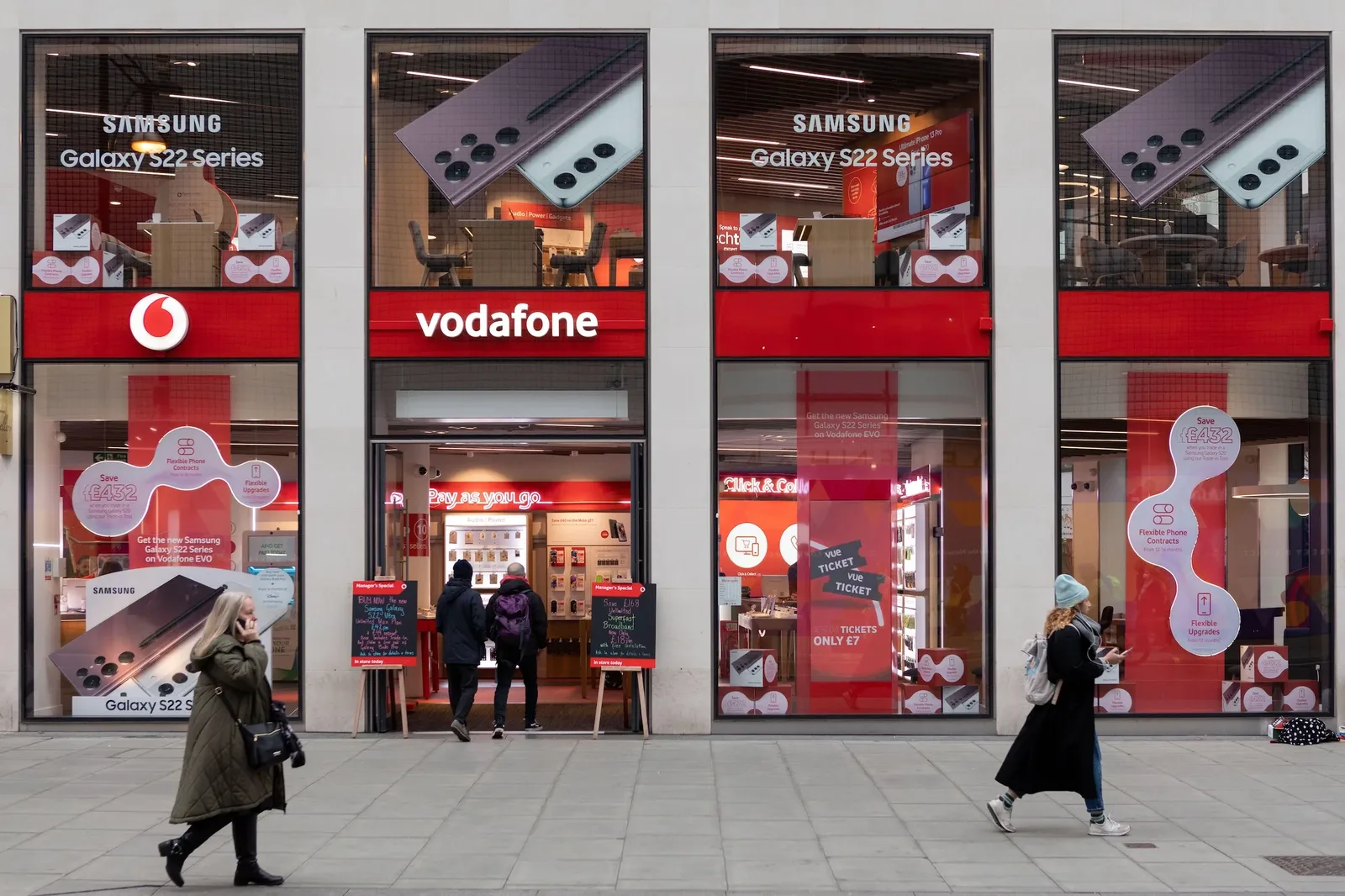 e& продаёт весь пакет Vodafone за $5.95 млрд французской Vega