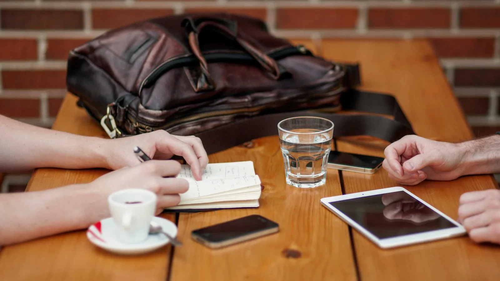Золото удерживает снижение на фоне срыва переговоров США и Ирана