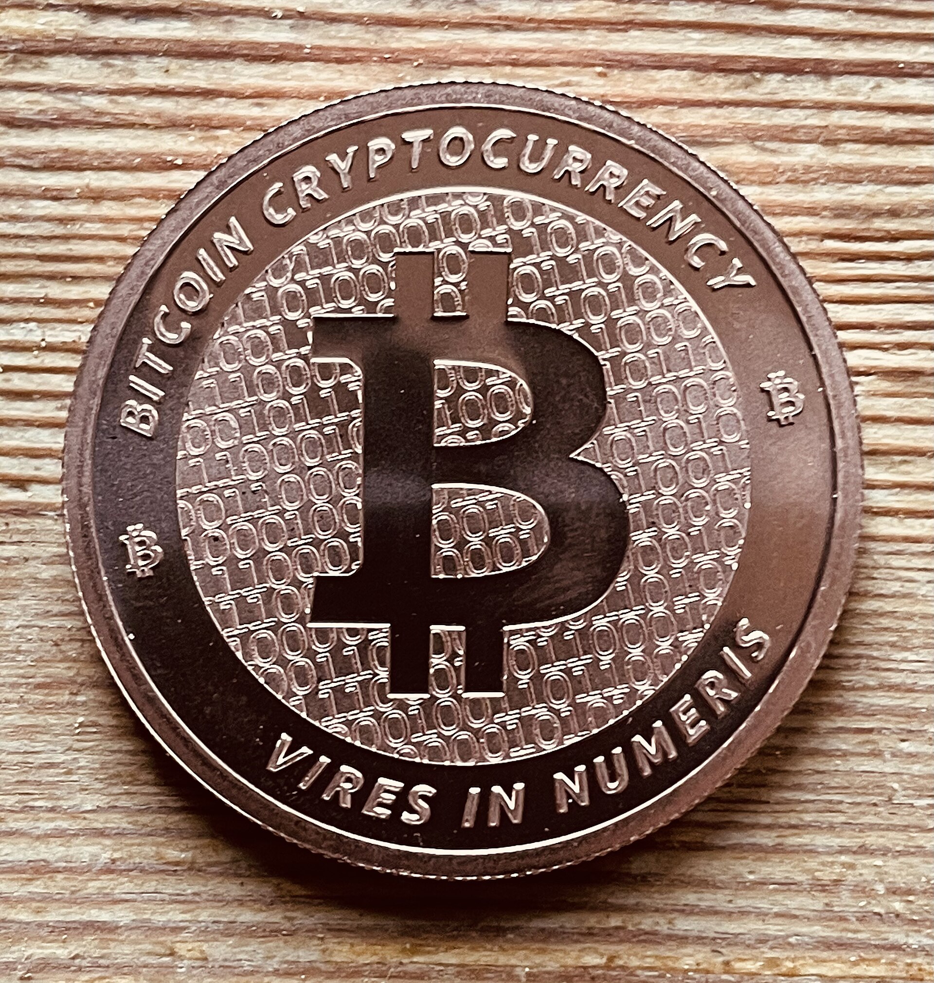Розничные потоки в альткоинах как опережающий сигнал для Bitcoin
