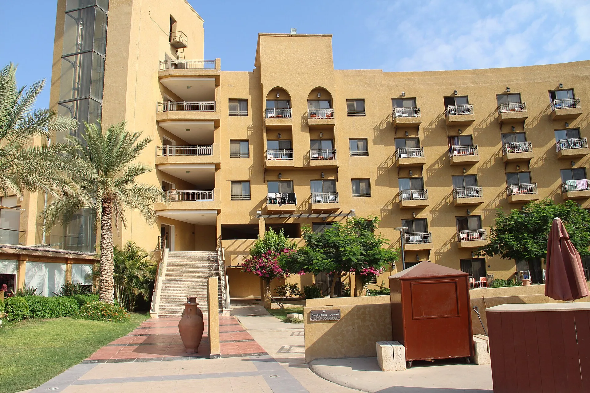 Покупка виллы в Ajman за AED 2M: реальные барьеры для самозанятых инвесторов
