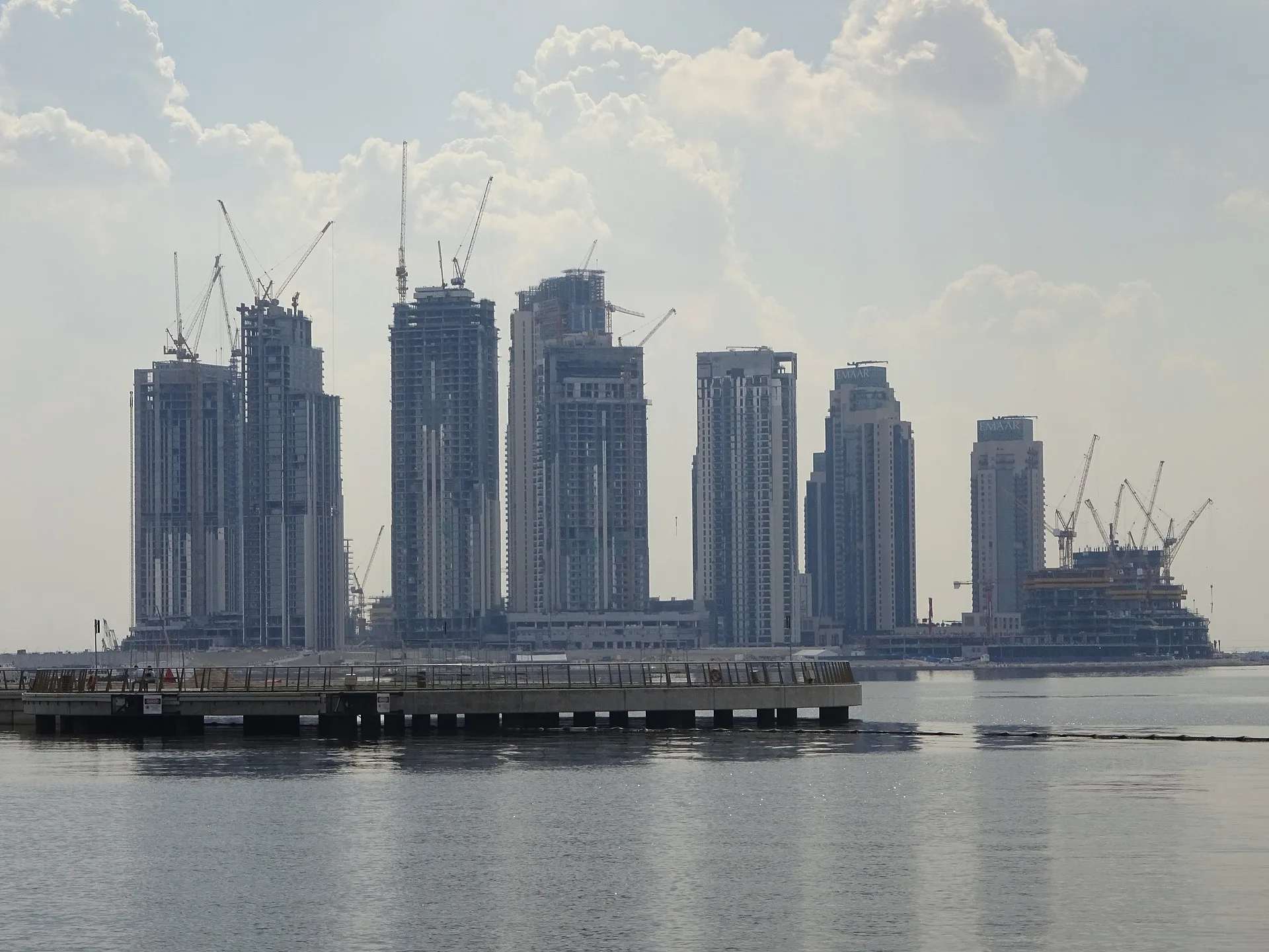 Рынок недвижимости ОАЭ достиг зрелости: Abu Dhabi ускоряется, Dubai наращивает предложение